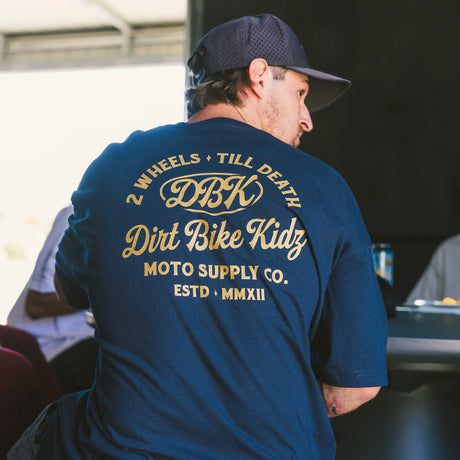 Navy Gold Nugget Tee Rückseite mit großem DBK-Textprint „Dirt Bike Kidz“