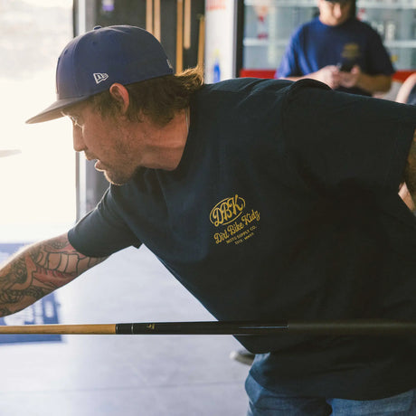Navy Gold Nugget Tee Vorderseite mit kleinem DBK-Brustlogo, kurzärmelig