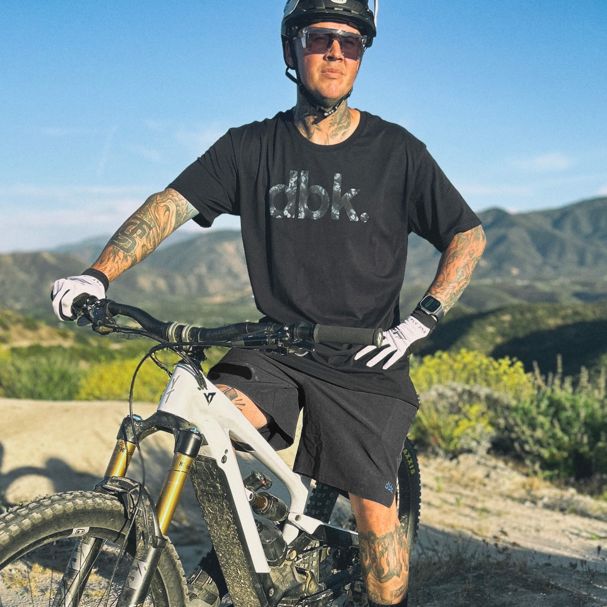 ON LIGHTWEIGHT SHORTS ダークブルー/ブラック　メンズS Men's Lightweight Shorts | Grey & Blue | On United States